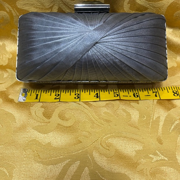 NWT Sondra Roberts Gray Silver Satin Twist Evening Clutch Optional Chain Strap - Picture 8 of 11